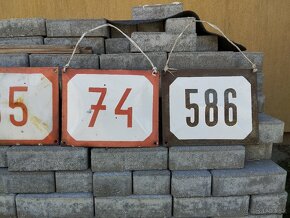 Smaltované tabuľky - čísla na dom: 35, 74, 586 - 3