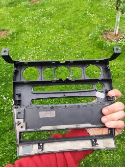 BMW E60 predfl - dekor rádia - 3