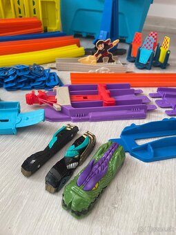 Hot wheels veľký MIX 4 boxy, doplnky, 17 aút - odber KE - 3