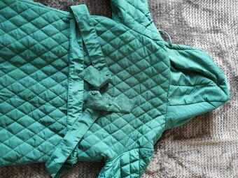 Smaragdovozelená prešívaná bunda s kapucňou - 3