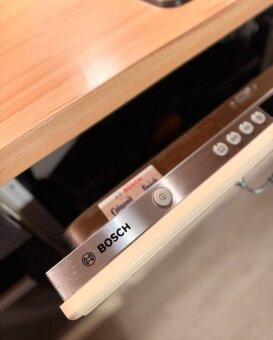 Krémová kuchyně se zánovními spotřebiči,5801 - 3