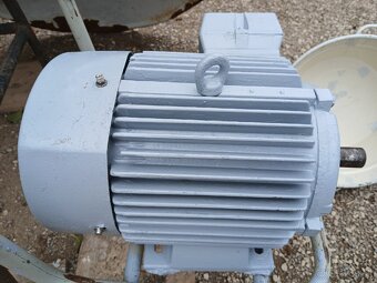 Predám elektromotor na 380V 5,5kw 2910otáčok - 3