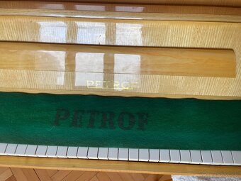 Klavír značky Petrof - 3