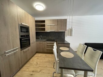 Luxusný 2 izbový byt s veľkou terasou + garážové státie - 3