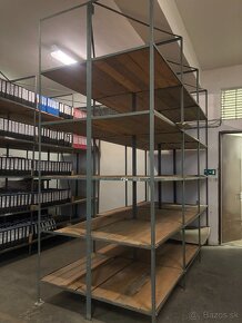 Ocelové regále s drevenými doskami - 3