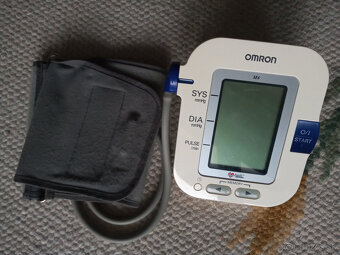 tlakomer Omron M6 HEM-7001-E - 3