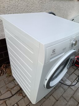 Rodinná parná práčka Electrolux na 8kg oradla - 3