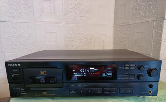 Prodám pěkný tape deck-DAT SONY DTC 670 - 3