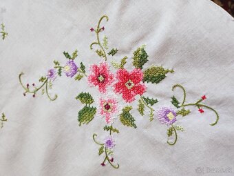 Krásny biely obrus zdobený ružovými a fialovými kvetmi 80x84 - 3