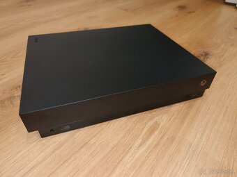 XBOX ONE X + 2 ovladace - 3