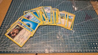 Pokémon karty cca 900+ ks +2 prebuilt decky - 3