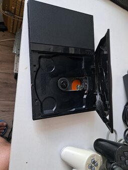 Predám playstation 2 + 3 ovládače - 3