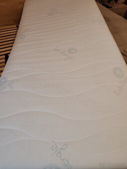 Drevena posteľ s matracmi - 3