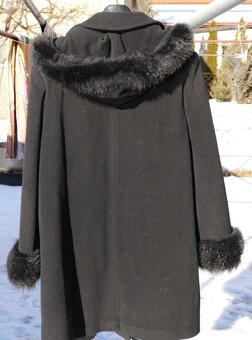 Elegantný dámsky kabát s kožušinou. - 3