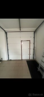 Sekčná brána z dverami - 3