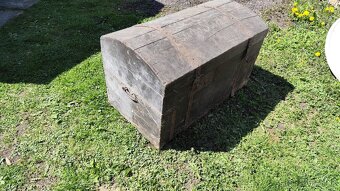 Starožitná drevená truhlica – unikátny kus histórie - 3