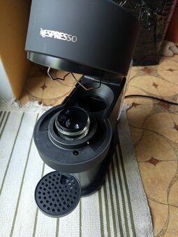NOVÝ Kávovar NESPRESSO KRUPS Vertuo Next Deluxe Dark Chrome - 3