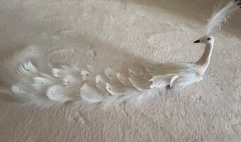 Luxusný dekoračný páv – biely s pierkami a kryštálikmi (na k - 3