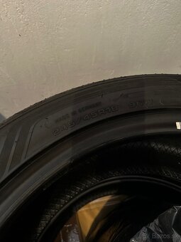 245/45 R18 - 3