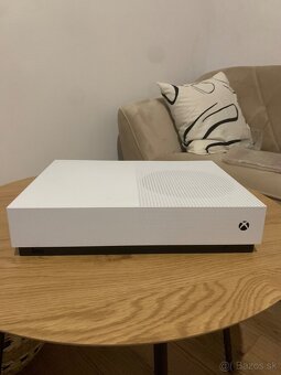 Predám Xbox One S All Digital - 3