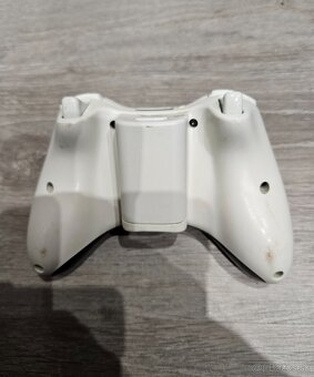 rozpredam xbox 360ky + kinect, ovladac, adapter - 3