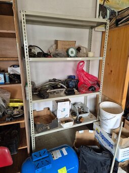 Pracovný stôl (ponk) so zverakom+regále +čerpadlá a motory - 3