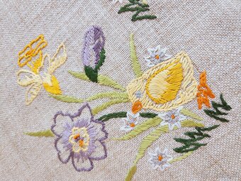 Krásny krémový jarný obrus s kuriatkami a narcismi 82x82 - 3