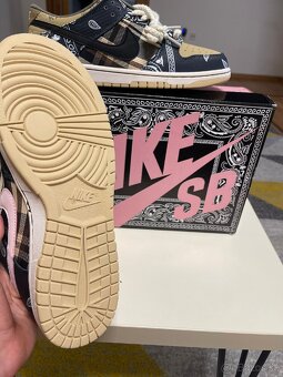 Travis Scott X Nike SB Dunk - 3