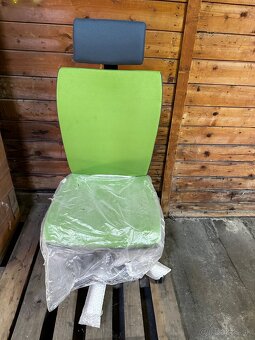 Otocna stolička so zahlavkoma - 3
