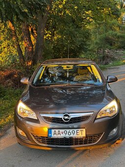 Predám Opel Astra 1,4 r.v.2010 - 3
