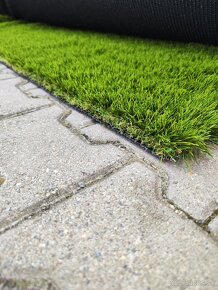 Umělý trávník výška 35 mm, velmi jemný na dotek. - 3