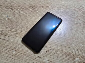 Samsung S8 v super stave ma len velmi jemne znamky pouzivani - 3