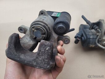 Predám zadné strmene s motorčekmi pre Volkswagen Passat b6 - 3