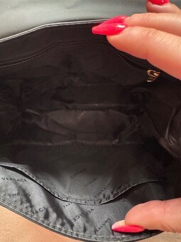 znackova kabelka ciernozlata - 3