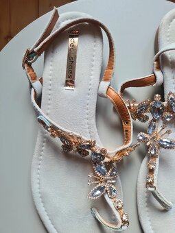 Nízke sandále s aplikáciou - 3