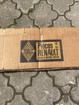 Predám originálnu prednú masku Renault R6/6 - 3