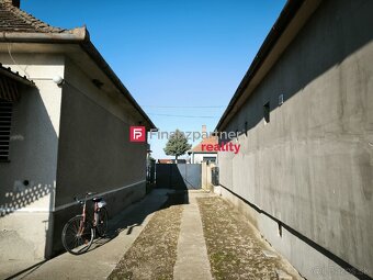 Rodinný dom na rekonštrukciu s priestranným pozemkom, garážo - 3