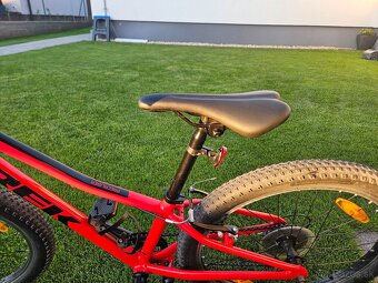 Odpružený bicykel TREK - Procaliber 24 Radioactive RED - 3