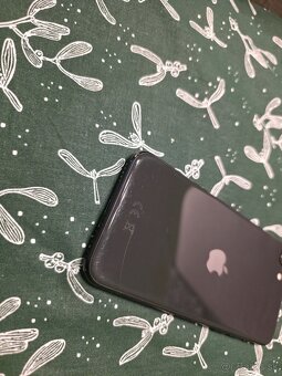 Iphone se 2020 volny v dobrom stave plne funkčný má znaky po - 3