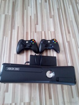 Xbox 360 + 2 ovládače a hry - 3