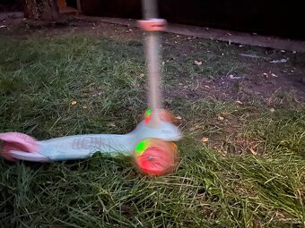 Kolobežka so svetielkujucimi kolieskami - 3