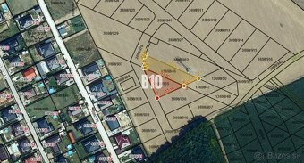 SLNEČNÝ stavebný pozemok V PÁROVSKÝCH HÁJOCH v tichej lokali - 3