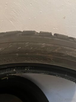 Yokohama BluEarth Winter325/30 R21 - 3