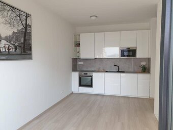 Nový moderný byt s balkónom a parkovaním v širšom centre. Ja - 3