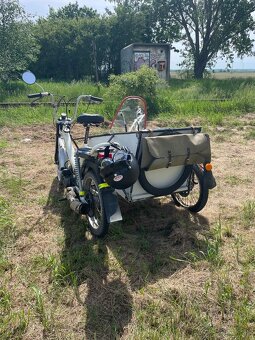 Moped so sidecarou - 3