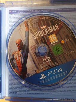PlayStation 4 + hry – rok používaná
 - 3