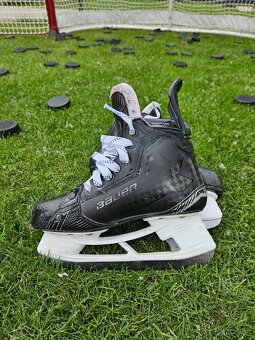 Predám po jednej sezóne BAUER SHADOW Int veľ. 4,5 Fit 1 - 3