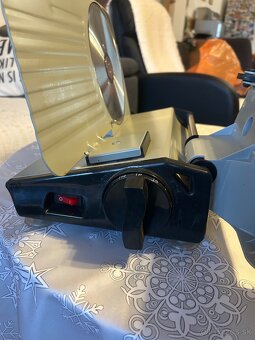 Predam krajac eletricky na chleb a salamu eta Questo - 3