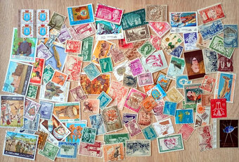 Predám balík poštových známok 1000 ks. č 1 - 3