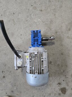 Elektromotor s prevodovkou - 3